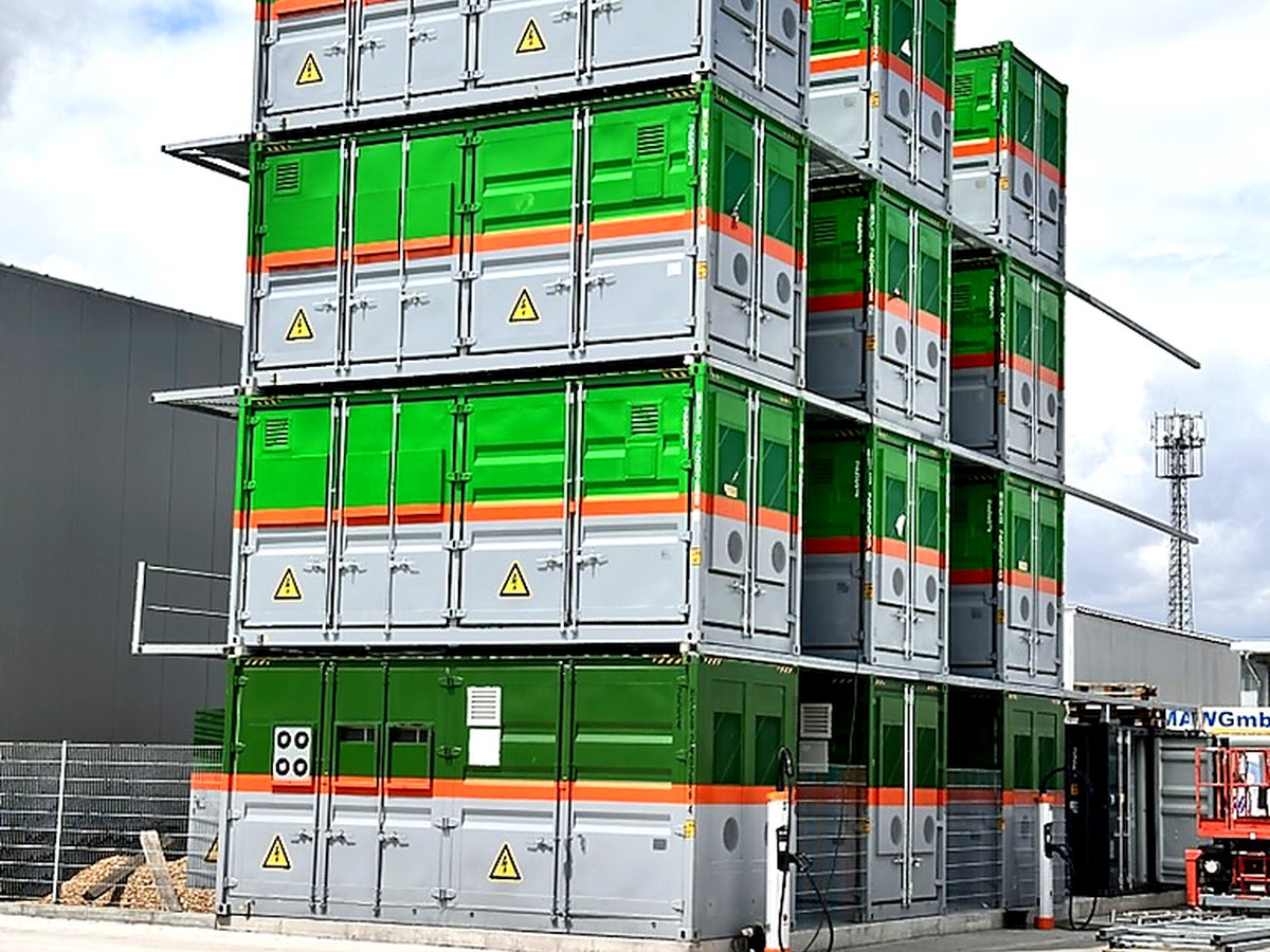 BESS Container gestapelt